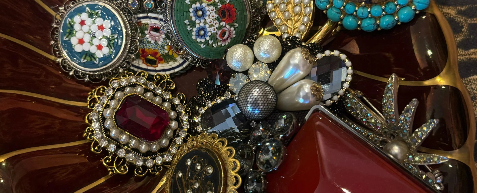 VINTAGE BROOCH COLLECTABLES