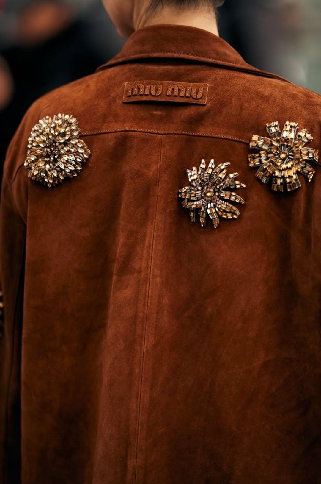 How to Wear a Brooch Without Damaging Your Fabric
