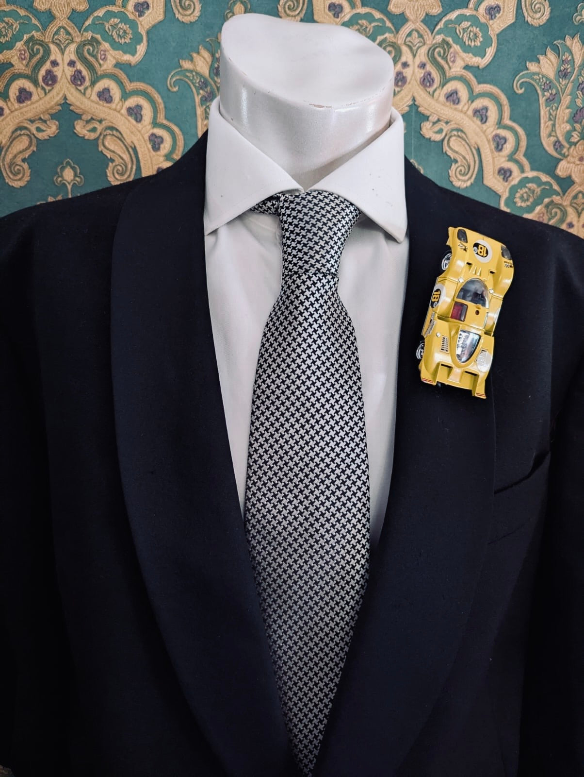 Giallo Modena No.18 – Formula One Car Racing Brooch (Men’s Collection)