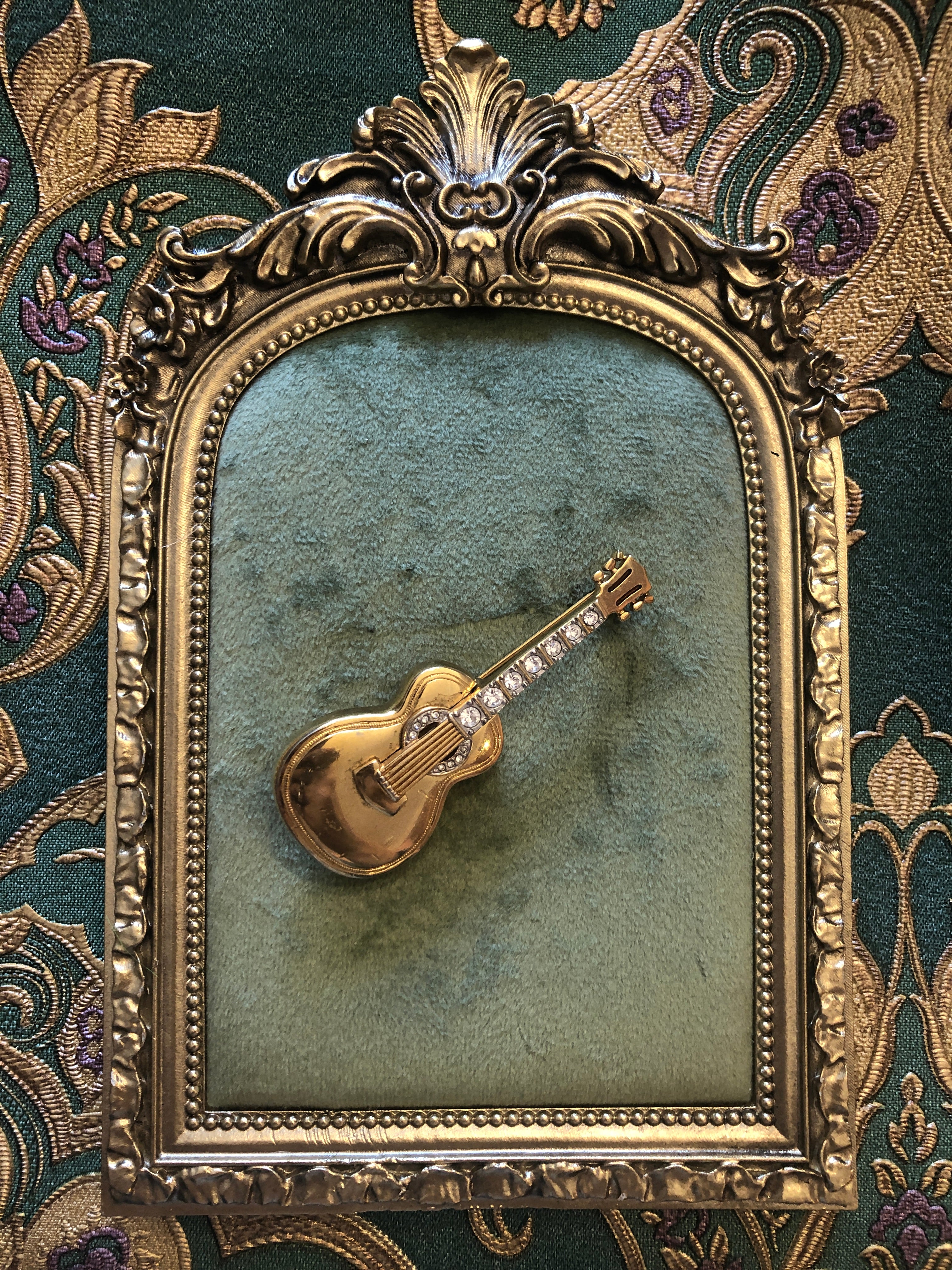 Melodia - Vintage Gold-Tone Guitar Brooch