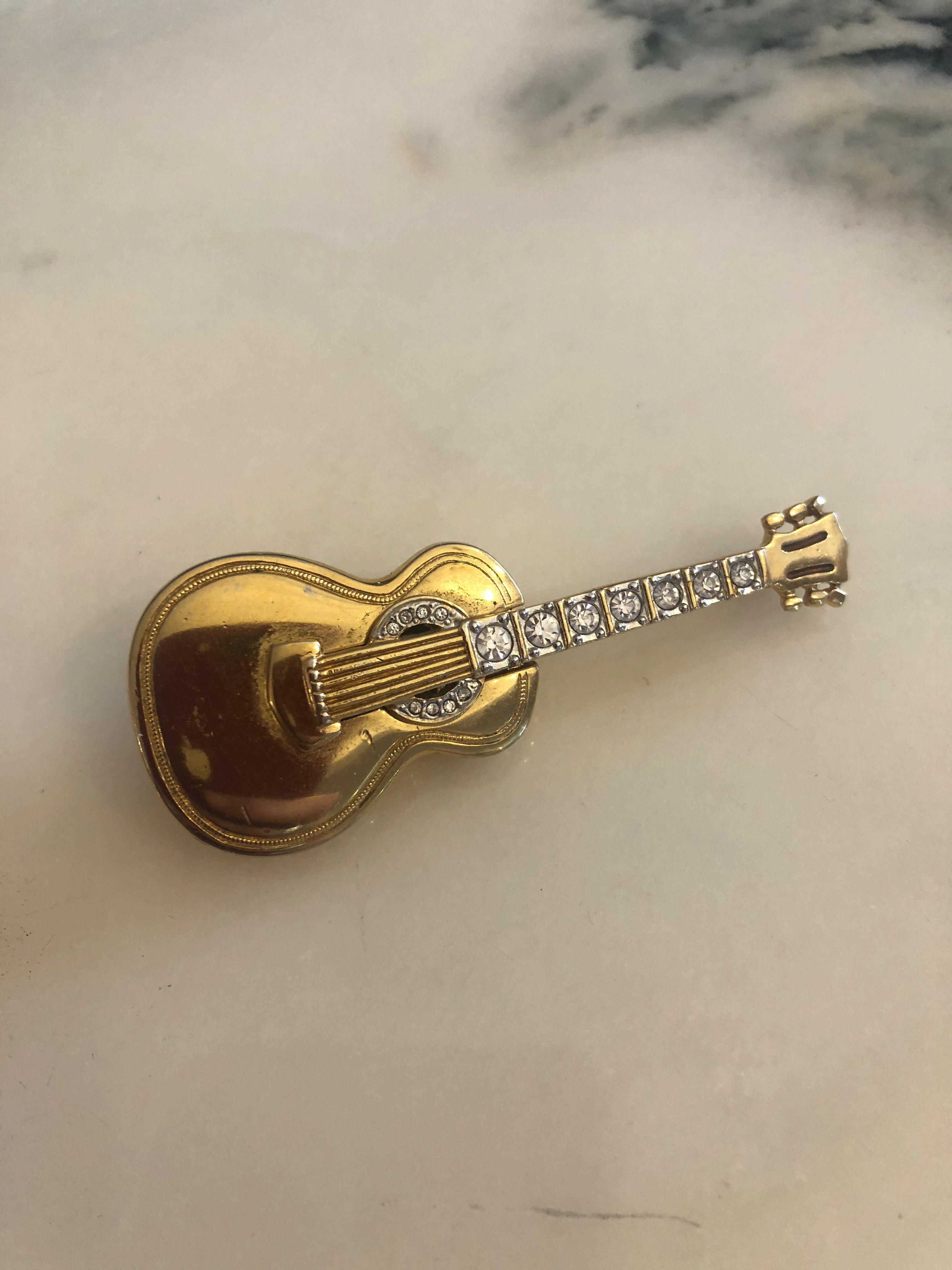 Melodia - Vintage Gold-Tone Guitar Brooch