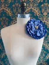 Load image into Gallery viewer, Ibisco Flower Brooch
