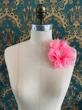 Load image into Gallery viewer, Aubrieta Flower Brooch
