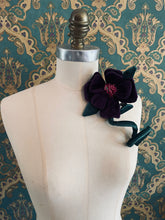 Load image into Gallery viewer, Velluto Flower Brooch
