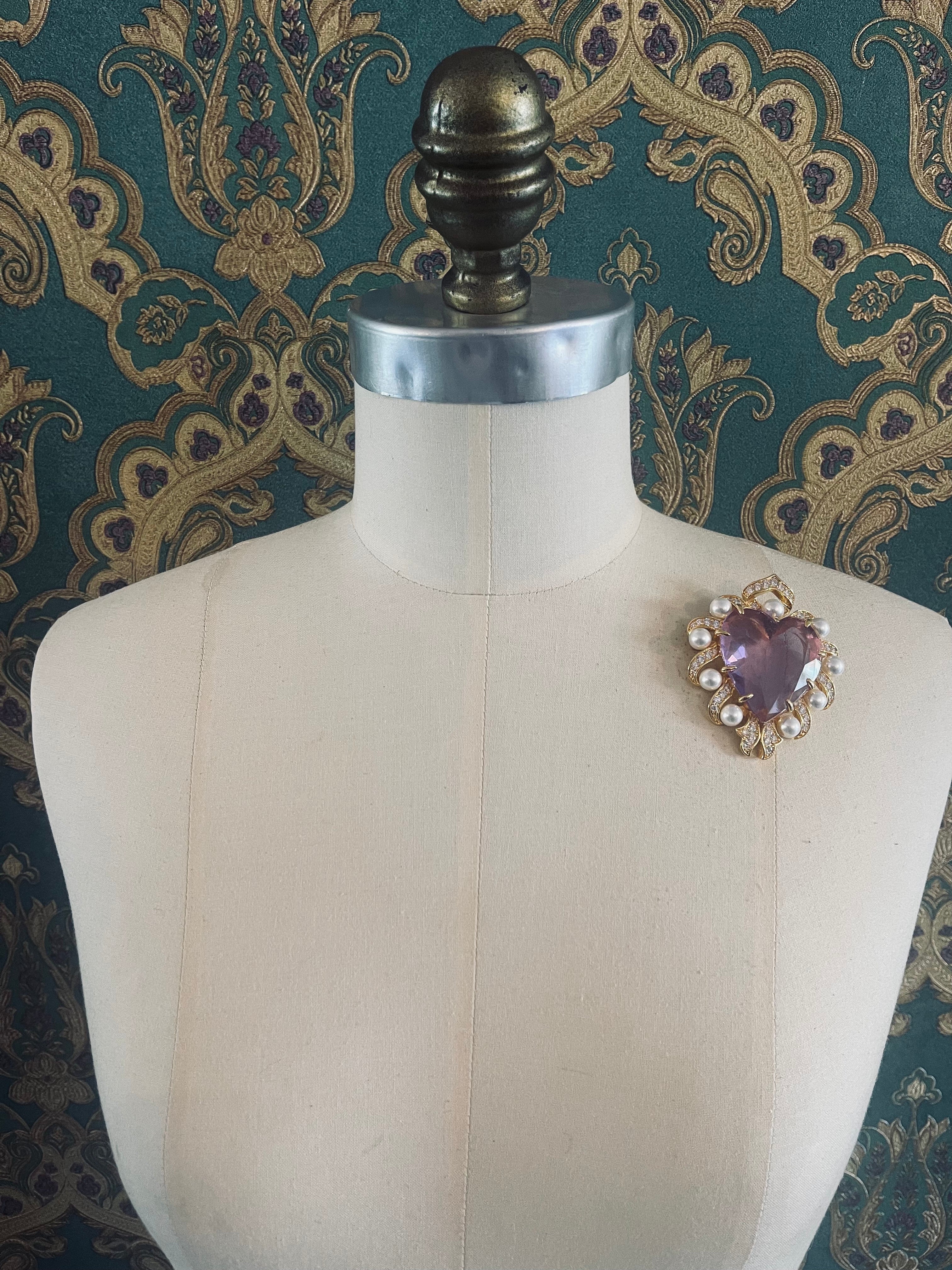 Broochella Giulietta e Romeo Juliet and Romeo heart brooch pin gold tone metal rhinestones lilac stone luxury designer 