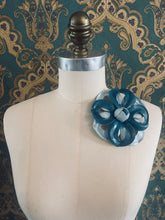 Load image into Gallery viewer, Viola del Pensiero Floral Brooch
