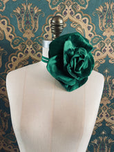 Load image into Gallery viewer, Bellucci_silk-flower-choker_large-emerald

