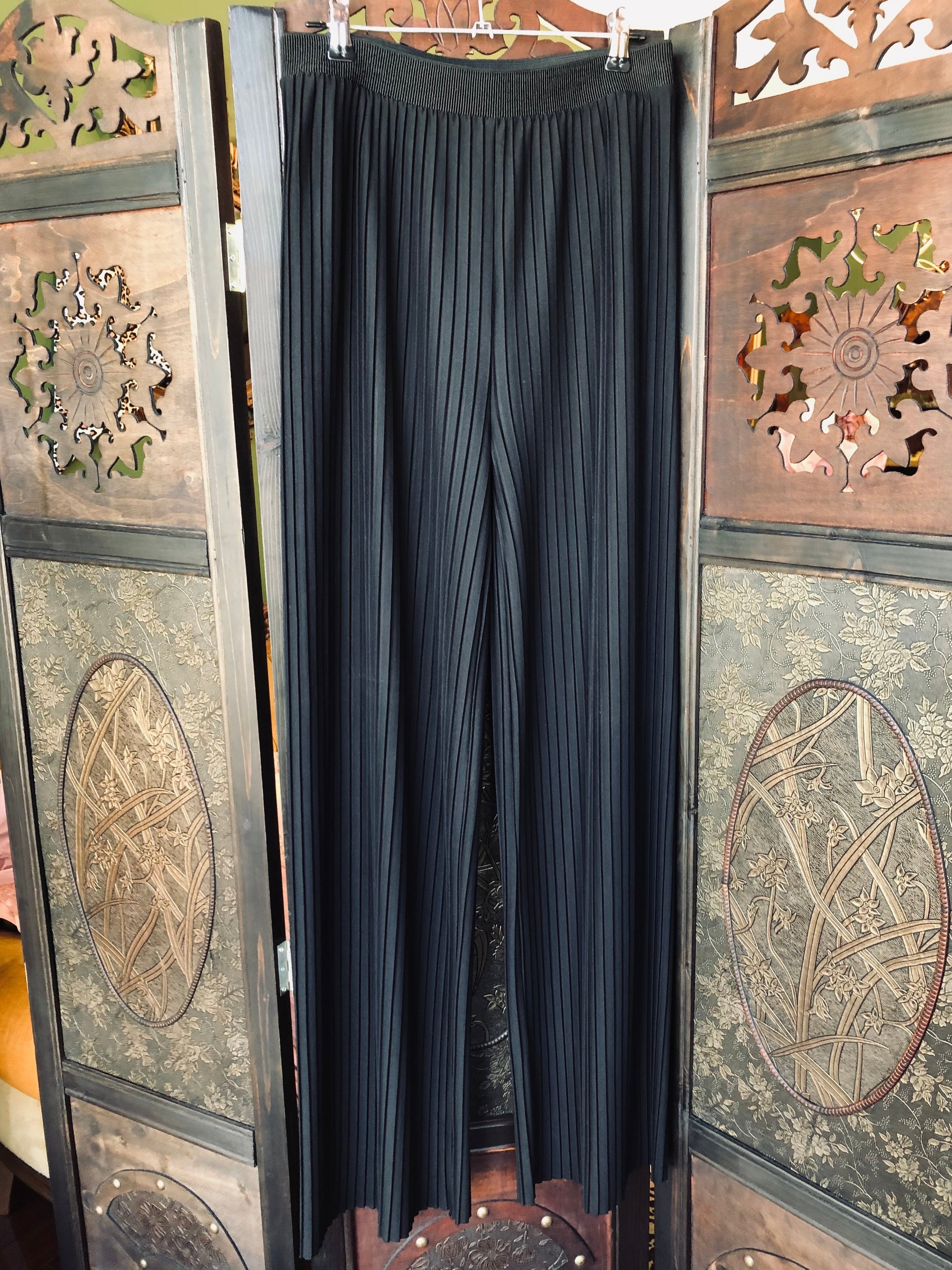 H&M Black Pleated Pull-On Pants – Size 36