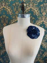 Load image into Gallery viewer, Scintillante Flower Brooch
