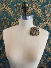 Load image into Gallery viewer, Foglie d&#39;autunno Flower Brooch (set)

