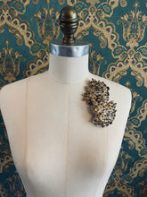 Load image into Gallery viewer, Foglie d&#39;autunno Flower Brooch (set)
